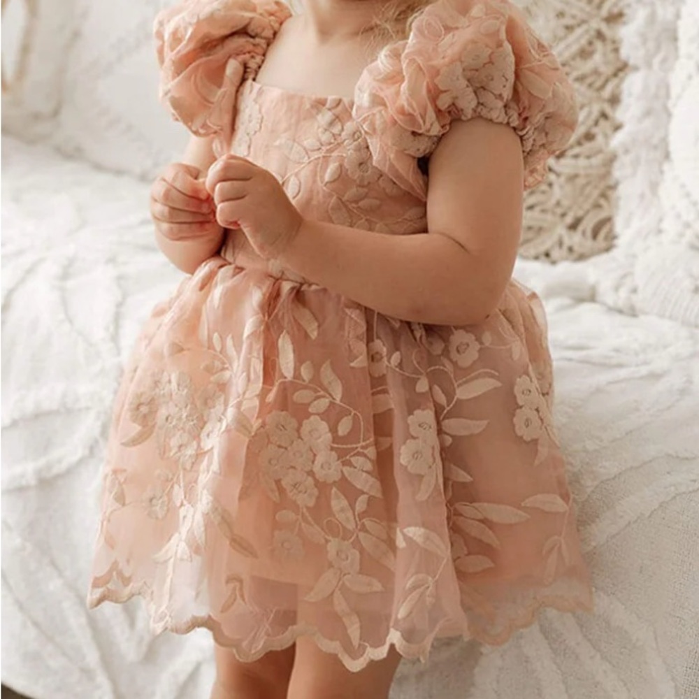 Oui Babe - Kenzi Dress 
Brand new w/ tags. Too small for my daughter.